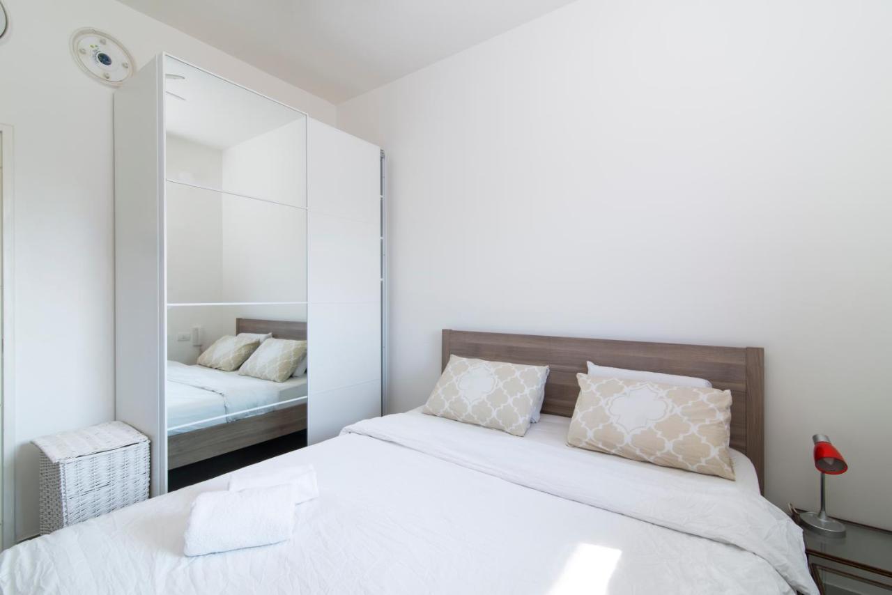 Hilton Bay Apartment With The Shelter Tel Aviv Esterno foto